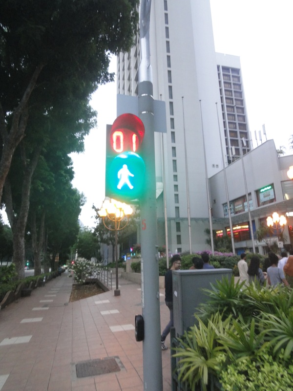行人穿越的號誌燈將倒數秒數設為紅色，一開始讓我誤以為是禁止通行